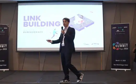 Charles Floate presenting on link building at SEO Mastery Summit Saigon 2023